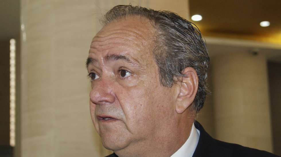 O novo embaixador de Portugal em Moçambique, António Costa Moura fala aos jornalistas no final da cerminónia de entrega das cartas credenciais ao Presidente de Moçambique, Filipe Nyusi (ausente na foto), no Palácio da Presidência em Maputo, Moçambique, 24 de março de 2021. O diplomata de 58 anos chega a Maputo depois de ter sido embaixador de Portugal na Finlândia.LUÍSA NHANTUMBO/LUSA