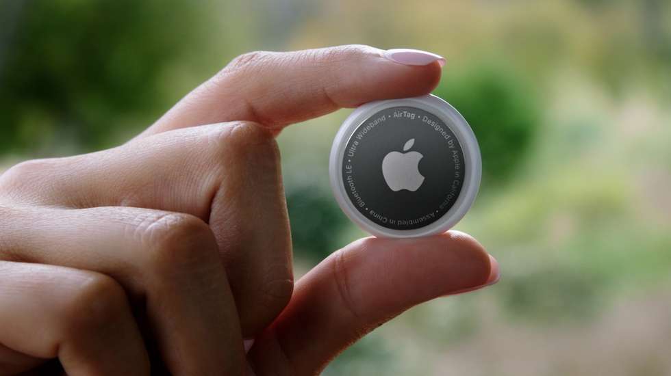 epa09147997 A handout made available by APPLE INC. showing the Apple AirTag, as seen in this still image from the keynote video of a special event at Apple Park in Cupertino, California, USA, 20 April 2021.  EPA/APPLE INC. HANDOUT Mandatory credit: APPLE INC. HANDOUT EDITORIAL USE ONLY/NO SALES