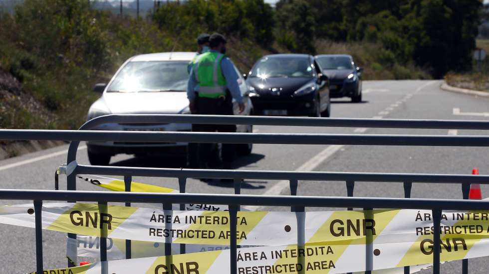 Elementos da Guarda Nacional Republicana (GNR), durante a ação na cerca sanitária da freguesia Longueira-Almograve, instalada para controlar os casos de covid-19 no concelho de Odemira, 04 de maio de 2021. NUNO VEIGA/LUSA