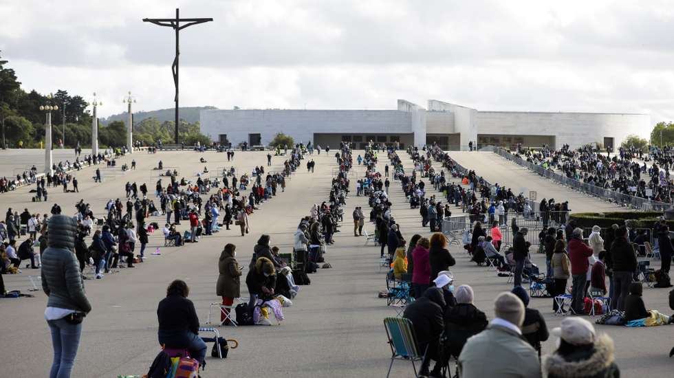 Peregrinos rezam no Santuário de Fátima, no inicio da peregrinação internacional dos dias 12 e 13 de maio que vai ser celebrada com lotação limitada a 7500 pessoas, devido às restrições impostas pela pandemia e será presidida pelo cardeal português D. José Tolentino Mendonça, em Fátima, Santarém, 12 de maio de 2021. PAULO CUNHA /LUSA
