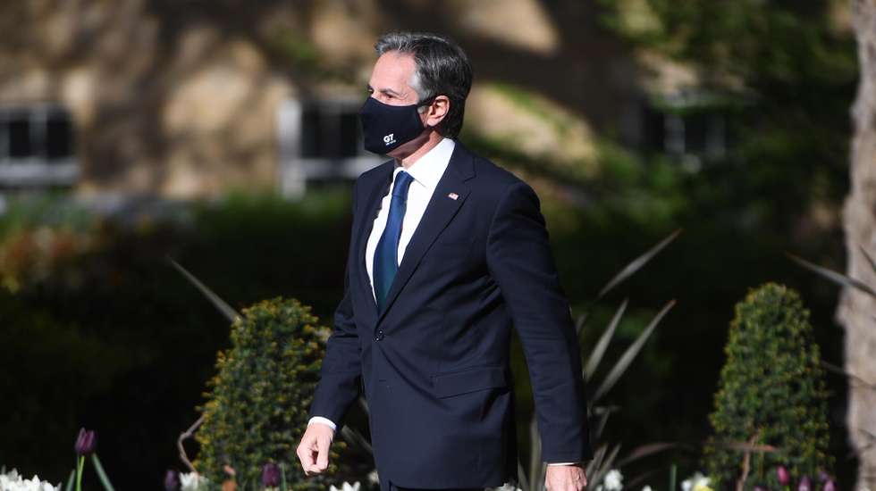 epa09177604 US Secretary of State Antony Blinken arrives to meet Britain's Prime Minister Boris Johnson at 10 Downing Street in London, Britain 04 May 2021. Foreign Ministers of the Group of Seven (G7), the world's largest industrial economies, are meeting in London on 04 and 05 May.  EPA/NEIL HALL