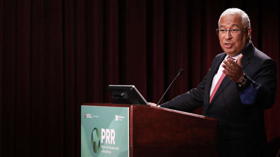 O primeiro-ministro, António Costa, durante a apresentação do Programa de Investimentos em Infraestruturas incluídos no Plano de Recuperação e Resiliência e na Resolução Conselho Ministros n.º 46-A/2021, na sede da Infraestruturas de Portugal, Pragal, Almada, 17 de maio de 2021. JOÃO RELVAS/LUSA