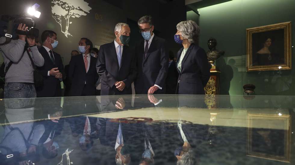 O Presidente da República, Marcelo Rebelo de Sousa (E), acompanhado pela ministra da Cultura, Graça Fonseca (D), e pelo comissário da Exposição, José Miguel Sardica (C), na inauguração da exposição &quot;D. Maria II. De princesa brasileira a rainha de Portugal. 1819-1853&quot;, na Galeria do Rei D. Luís - Palácio Nacional da Ajuda em Lisboa, 25 de maio de 2021. MIGUEL A. LOPES / LUSA