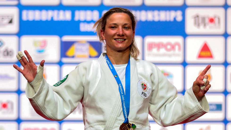 epa09140115 Telma Monteiro of Portugal celebrates on the podium after beating Kaja Kajzer of Slovenia in their gold medal bout of the women's -57kg category at the European Judo Championships in Lisbon, Portugal, 16 April 2021.  EPA/NUNO VEIGA