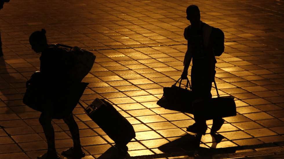 epa08420049 Venezuelan migrants walk with their suitcases towards the buses that will take them to the Venezuelan border, in a voluntary return to their country from Cali, Colombia, 13 May 2020. The mayoralty of Cali and Migracion Colombia facilitated land transportation for the 500 Venezuelans who decided to return to their country in the midst of the COVID-19 pandemic, which has reduced their chances of surviving in foreign lands.  EPA/ERNESTO GUZMAN JR