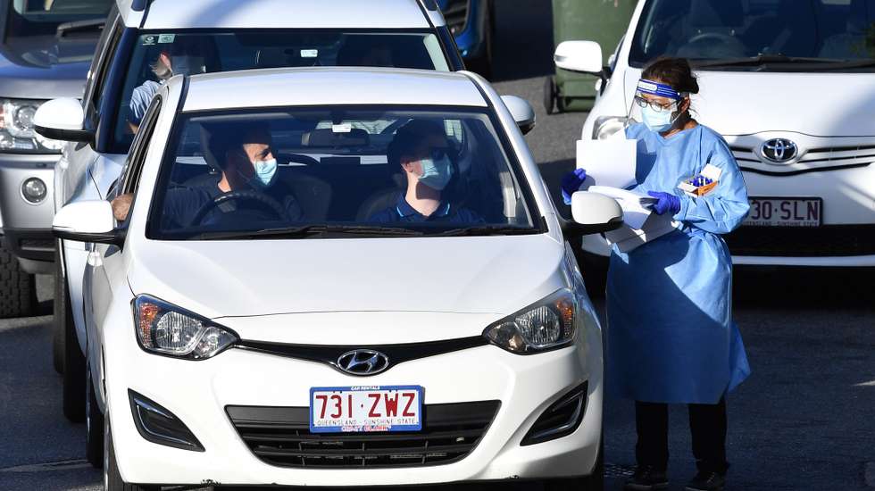 epa09310049 Cars line up at a drive-through COVID-19 testing clinic at Highgate Hill in Brisbane, Australia, 29 June 2021. Queensland Premier Annastacia Palaszczuk announced that south-east Queensland, Townsville, Palm Island and Magnetic Island will go into a three-day lockdown starting 6pm on 29 June to curb the spread of COVID-19.  EPA/DARREN ENGLAND AUSTRALIA AND NEW ZEALAND OUT