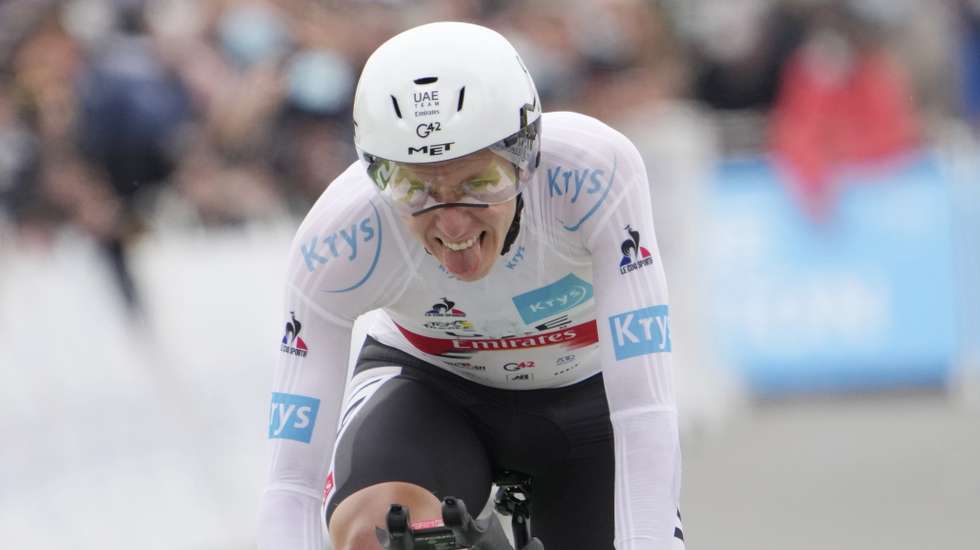 epa09313630 Slovenian rider Tadej Pogacar of the UAE-Team Emirates crosses the finish line during the 5th stage of the Tour de France 2021, an individual time trial over 27.2 km from Change to Laval Espace Mayenne, France, 30 June 2021.  EPA/Christophe Ena / POOL