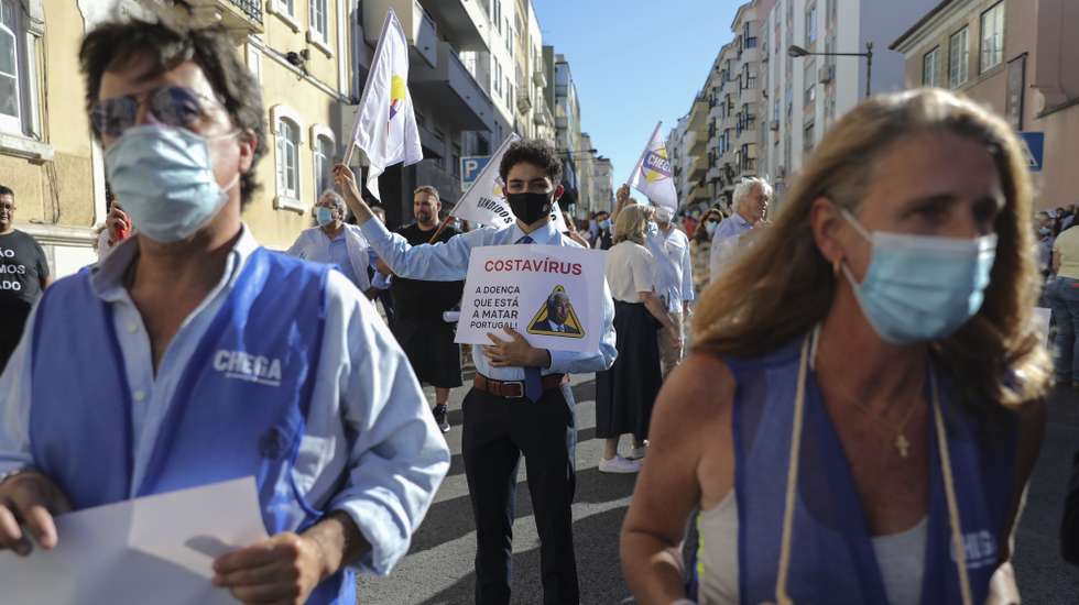 Apoiantes do Chega participam numa concentração do partido contra as restrições para controlo da pandemia de covid-19, esta tarde junto à residência oficial do primeiro-ministro em Lisboa, 1 de julho de 2021. MIGUEL A. LOPES/LUSA