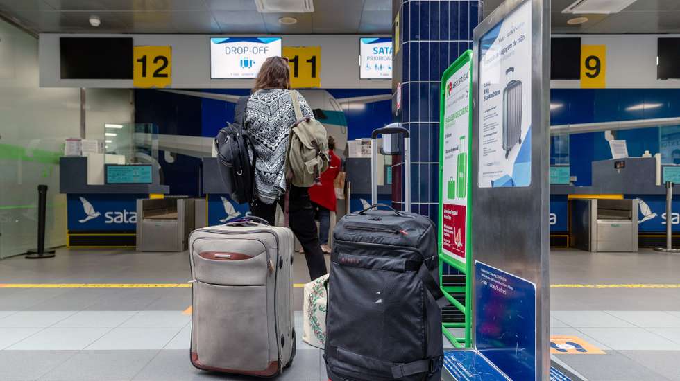 Passageiros fazem o 'check-in' no aeroporto de Ponta Delgada, no dia em que a companhia de aviação SATA Air Açores retoma gradualmente as ligações interilhas, em Ponta Delgada, ilha de São Miguel, Açores, 29 de maio de 2020, A operadora aérea reiniciará com uma operação reduzida, contando com a realização de um voo diário para todas as ilhas do Arquipélago, com exceção da ilha do Corvo, que terá ligações aéreas à segunda-feira, quarta-feira e sexta-feira, após terem sido suspensas devido à covid-19. EDUARDO COSTA/LUSA