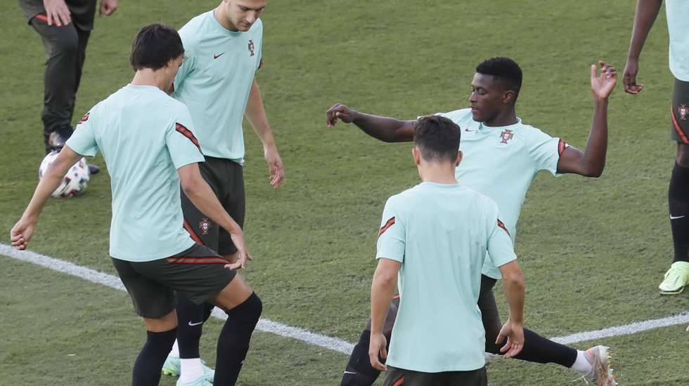 epa09303618 Nelson Semedo (R) of Portugal attends a training session in Seville, Spain, 26 June 2021. Portugal will face Belgium in their UEFA EURO 2020 round of 16 soccer match on 27 June 2021.  EPA/Jose Manuel Vidal / POOL