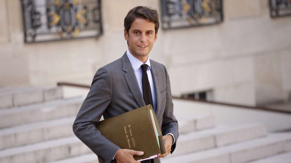 epa09428809 French Government's spokesperson Gabriel Attal leaves the Elysee Palace following the weekly cabinet meeting of the government ​in Paris, France, 25 August 2021.  EPA/YOAN VALAT