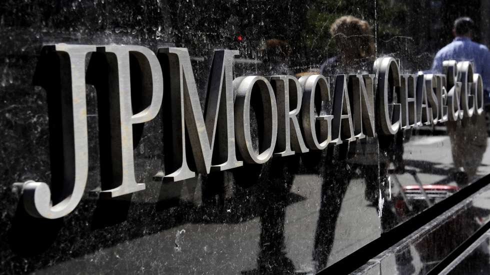epa09144920 (FILE) - A view of a sign at a JPMorgan Chase building in New York, New York, USA, 11 May 2012  On 19 April 2021 twelve European soccer clubs, AC Milan, Arsenal FC, Atletico de Madrid, Chelsea FC, FC Barcelona, FC Internazionale Milano, Juventus FC, Liverpool FC, Manchester City, Manchester United, Real Madrid CF and Tottenham Hotspur have announced the creation of a Super League. A spokesperson for JP Morgan confirmed 19 April 2021 that they are financially backing the new league.  EPA/JUSTIN LANE *** Local Caption *** 55473091