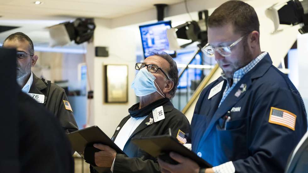 epa09539230 Traders work on the floor of the New York Stock Exchange at the opening bell in New York, New York, USA, 22 October 2021. The Dow Jones Industrial Average rose 140 points during early trading on 22 October, as Tesla stock reached a high of over 903 US dollars after earnings released a day earlier boosted the company’s share.  EPA/JUSTIN LANE