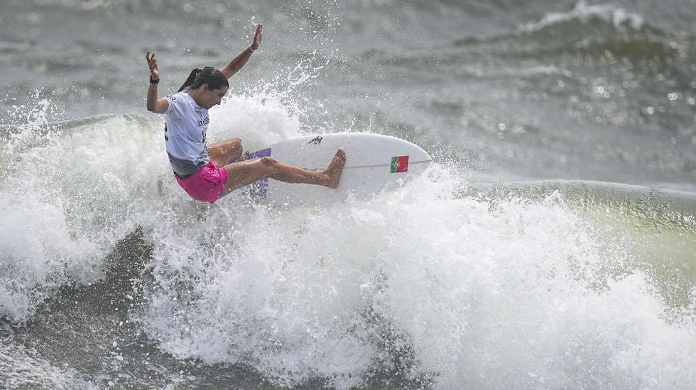 epa09365969 Teresa Bonvalot from Portugal surfs during the Women&#039;s Round 3 of the Surfing events of the Tokyo 2020 Olympic Games at the Tsurigasaki Surfing​ Beach in Ichinomiya, Japan, 26 July 2021.  EPA/NIC BOTHMA