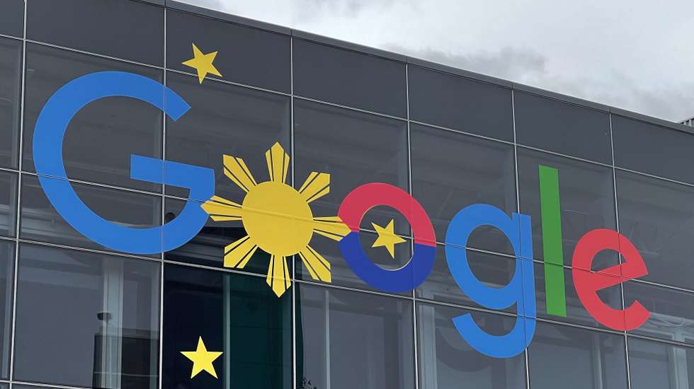 epa09547954 Google's Headquarters, known as the Googleplex, spans over 60 buildings in a sprawling campus in Mountain View, California, USA, 26 October 2021. Google-parent Alphabet Inc., beat market expectations in their third-quarterly earnings.  EPA/JOHN G. MABANGLO