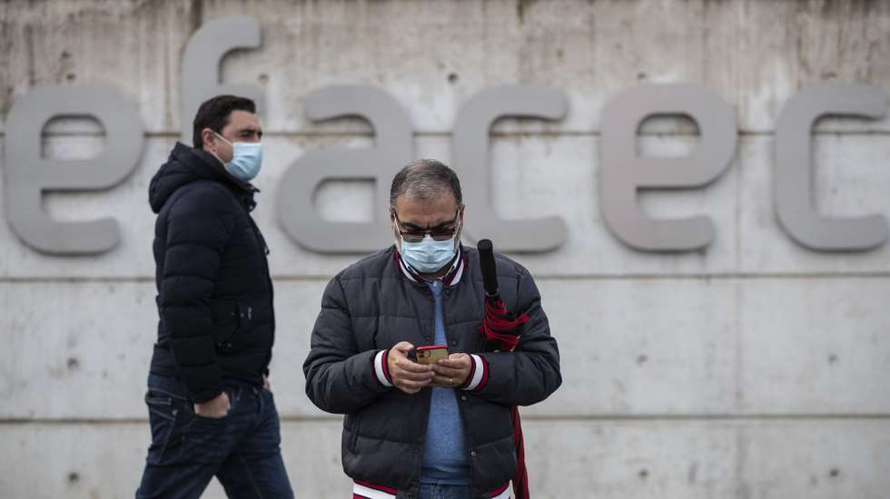 Os trabalhadores da Efacec cumprem uma greve de duas horas para exigir ao Governo a compra de matérias-primas, contestar a reprivatização e reclamar a demissão da administração da empresa, na portaria principal do polo da Arroteia, em São Mamede de Infesta, sede da empresa, Matosinhos, 9 de dezembro de 2021. JOSÉ COELHO/LUSA