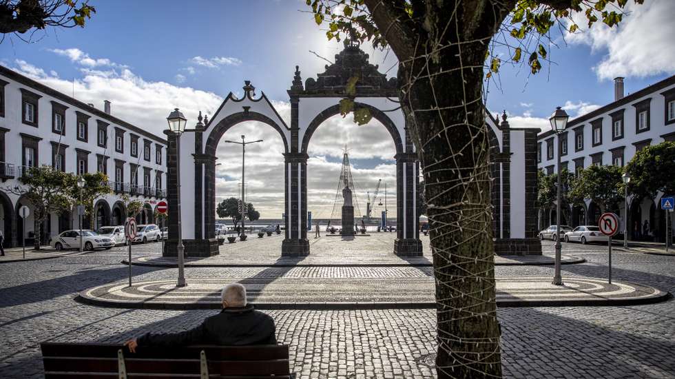 A Câmara Municipal de Ponta Delgada decidiu manter em vigor as alterações ao trânsito implementadas durante a quadra festiva no centro histórico. O presidente da autarquia, Pedro Nascimento Cabral (ausente na foto), refere que o objetivo é promover uma “cidade verdadeiramente sustentável do ponto de vista ambiental, social e económico”. em Ponta Delgada, 05 de Janeiro de 2022. EDUARDO COSTA/LUSA