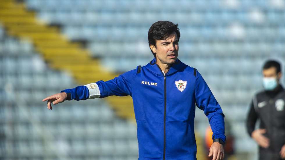 O treinador do Santa Clara, Mário Silva, durante o jogo da Primeira Liga de Futebol com o Tondela