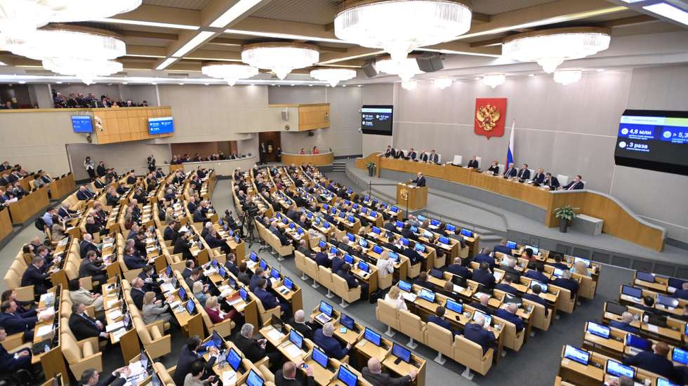 epa09875527 Russian Prime Minister Mikhail Mishustin (front) presents the government's annual report at a session of the Russian State Duma (the lower house of parliament) in Moscow, Russia, 07 April 2022.  EPA/ALEXANDER ASTAFYEV / SPUTNIK / GOVERNMENT PRESS SERVICE POOL MANDATORY CREDIT