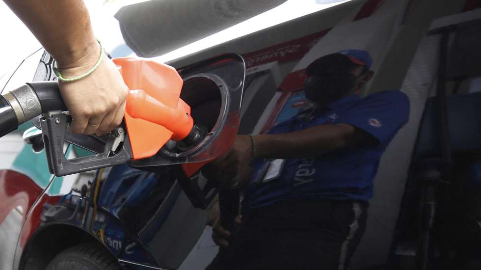 epa09811968 A worker attendant fills fuel into a car at a petrol station in Bangkok, Thailand, 09 March 2022. Thailand's private oil traders announced to raise their retail gasoline and gasohol prices after Thailand feels the negative impact of rising oil prices by the Russia-Ukraine military conflict.  EPA/NARONG SANGNAK