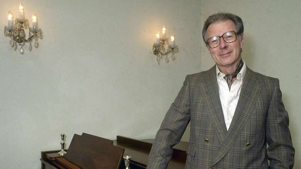O Maestro Álvaro Cassuto posa em sua casa em Lisboa a 15 de outubro de 1985. Nasceu no Porto em 1939 e viveu 18 anos nos Estados Unidos, onde foi professor de música na Universidade da Califórnia e director musical da Rhode Island Philarmonic, da National Orchestra of New York. Fundou a Nova Filarmónica Portuguesa em 1993 e dirigiu a Orquestra Sinfónica Portuguesa entre 1993 e 1999.

Lusa