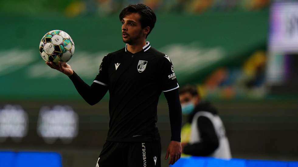 Rochinha esteve nos últimos quatro anos e meio no V. Guimarães, tendo chegado a capitão do conjunto minhoto com quem tem ligação até 2023