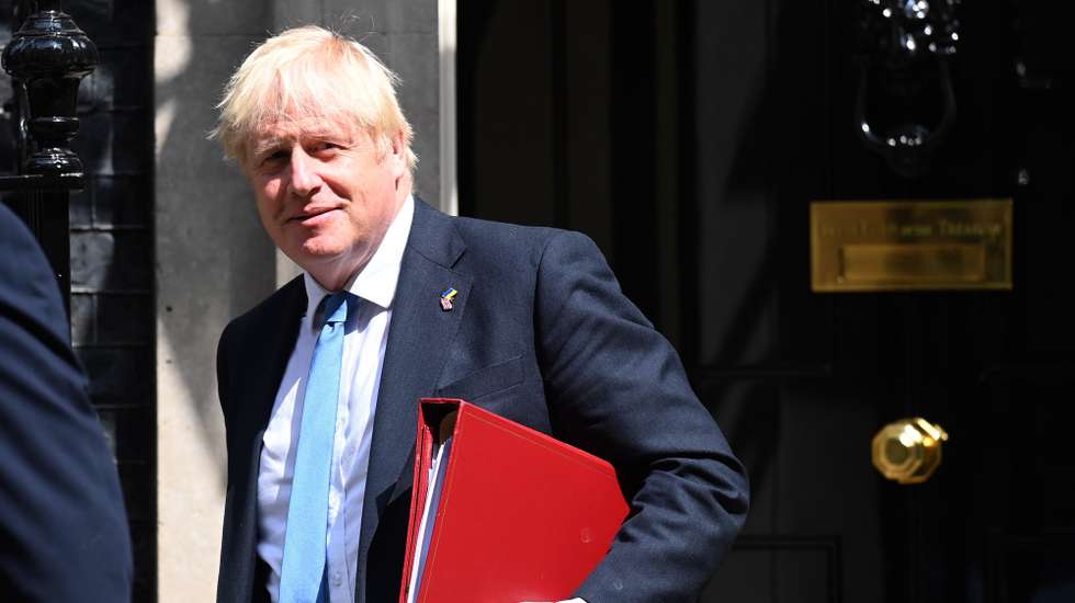 epa10081662 Britain's Prime Minister Boris Johnson departs his official residence at 10 Downing Street to appear at his final Prime Ministers Questions at Parliament in London, Britain, 20 July 2022. Johnson announced his resignation on 07 July 2022 and will remain as Prime Minister until a new Conservative Party leader is elected.  EPA/NEIL HALL