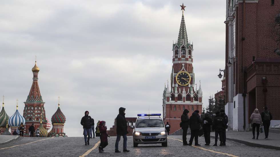 epa09781022 People walk on Red square in Moscow, Russia, 24 February 2022. On February 24, early in the morning, President Vladimir Putin announced his decision to launch a military special operation in the Donbass. Against this background, the ruble weakened against the dollar and the euro to a six-year low, the Russian stock market fell by 11 percent, trading on the Moscow and St. Petersburg stock exchanges were suspended. The prices of oil and precious metals are rising on world markets.  EPA/MAXIM SHIPENKOV