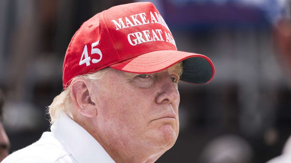epa10100637 Former US President Donald. J. Trump on the 1st tee at the start of  the third round of the LIV Golf Bedminster invitational, part of the new LIV Golf Invitational Series, at the Trump National Golf Club in Bedminster, New Jersey, USA, 31 July 2022. The tournament is being held from 29 - 31 July.  EPA/JUSTIN LANE