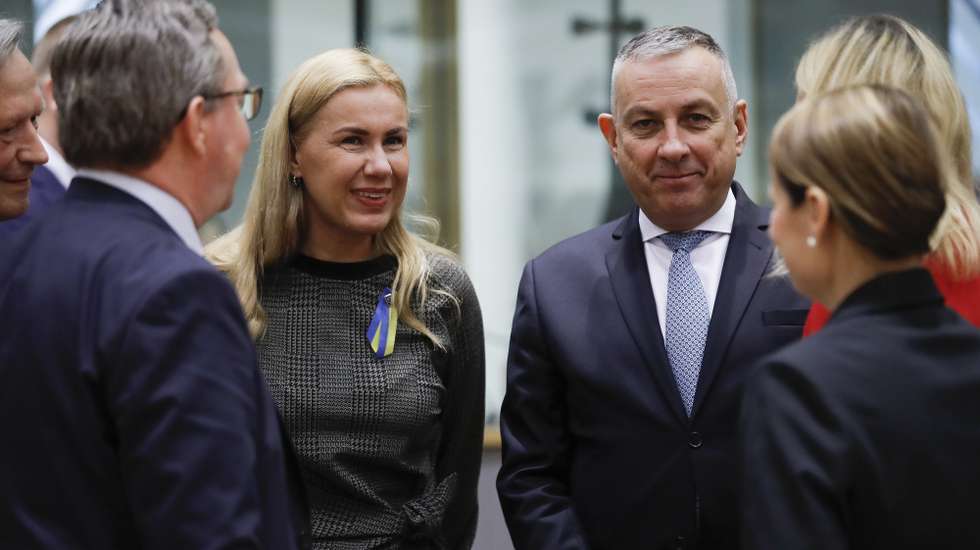 epa10214938 European Commissioner for Energy Kadri Simson (C-L) and Czech Minister for Industry and Trade Jozef Sikela (C-R) arrive at the Extraordinary Transport, Telecommunications and Energy Council (Energy) meeting in Brussels, Belgium, 30 September 2022.  EPA/OLIVIER HOSLET