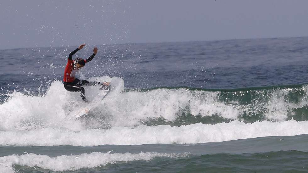 epa10076250 Portuguese surfer Teresa Bonvalot in action during the women&#039;s final of the Abanca Pantin Classic Galicia Pro in Valdovino (A Coruna), northern Spain, 17 July 2022.  EPA/Kiko Delgado