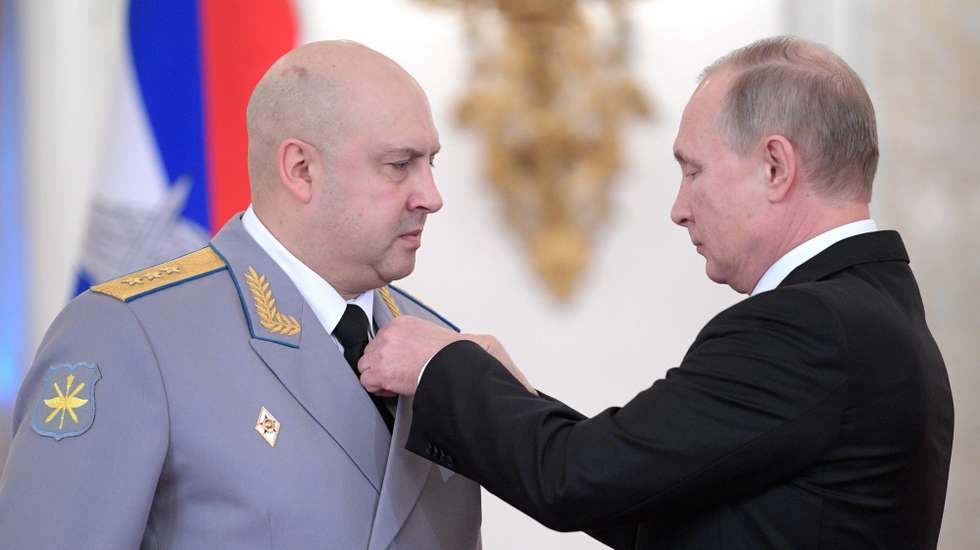 epa06407769 Russian President Vladimir Putin (R) decorates Commander of the Russian troops in Syria Colonel General Sergei Surovikin (L) during a ceremony to present state awards to Russian military servicemen who fought in Syria, at the Kremlin in Moscow, Russia, 28 December 2017. Over 600 servicemen attended the ceremony.  EPA/ALEXEI DRUZHININ / SPUTNIK / KREMLIN / POOL MANDATORY CREDIT