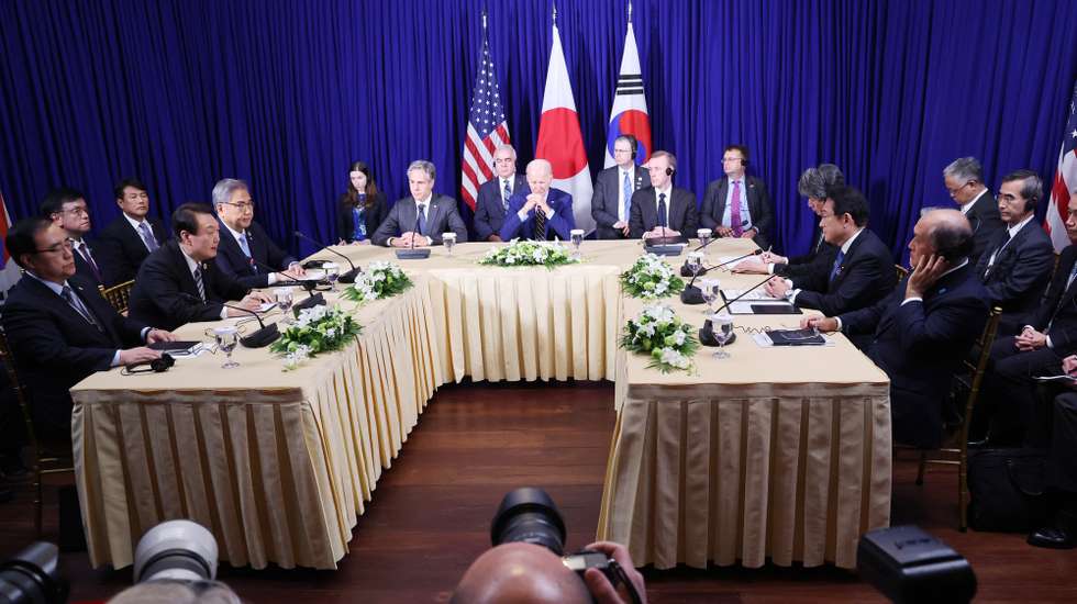epa10303207 South Korean President Yoon Suk-yeol (2L) holds talks with U.S. President Joe Biden (C, rear) and Japanese Prime Minister Fumio Kishida (2R) during their meeting during the The Association of Southeast Asian Nations ASEAN Summit in Phnom Penh in Cambodia, 13 November 2022.  EPA/YONHAP SOUTH KOREA OUT