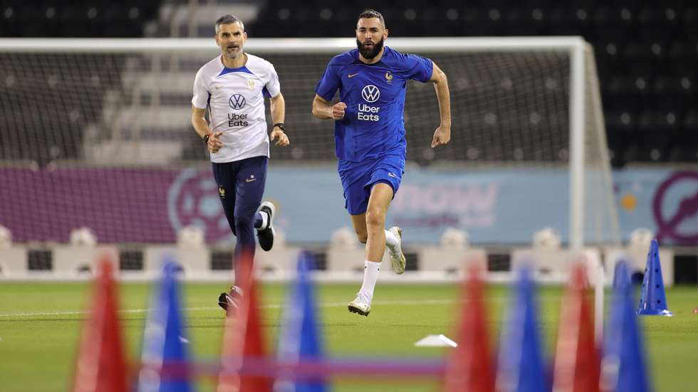 epa10310724 France's Karim Benzema (R) attends his team's training session in Doha, Qatar, 17 November 2022. The FIFA World Cup 2022 will take place from 20 November to 18 December 2022 in Qatar.  EPA/FRIEDEMANN VOGEL