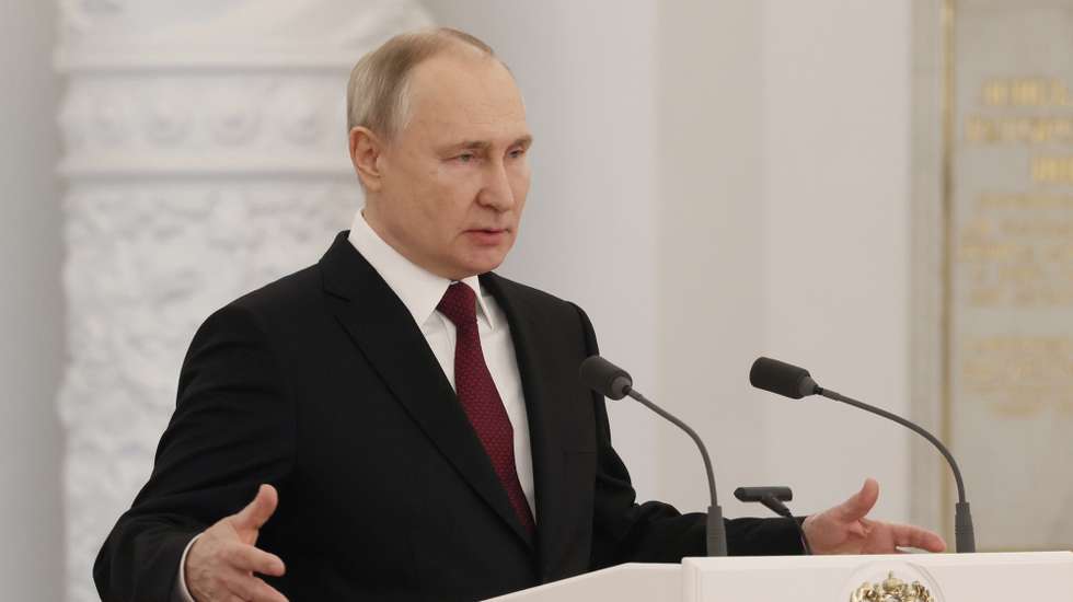 epa10355193 Russian President Vladimir Putin delivers a speech during a ceremony to award Golden Star medals to Heroes of Russia in the St. George's Hall of the Grand Kremlin Palace in the Kremlin in Moscow, Russia, 08 December 2022. More than 200 military and civilians who showed particular courage and heroism were invited to attend the ceremony.  EPA/MIKHAIL METZEL / KREMLIN POOL / MANDATORY CREDIT