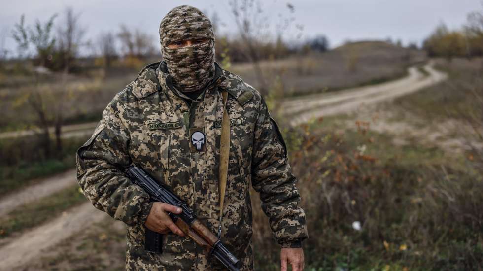 epa10290411 A Ukrainian soldier at a position in the northern Kherson region, 06 November 2022. The city of Kherson on the Black Sea coast was seized by Russia in the first month after its invasion of Ukraine on 24 February. Now it appears that Russia might be about to give up at least part of it as it prepares defensive lines for the winter.  EPA/HANNIBAL HANSCHKE