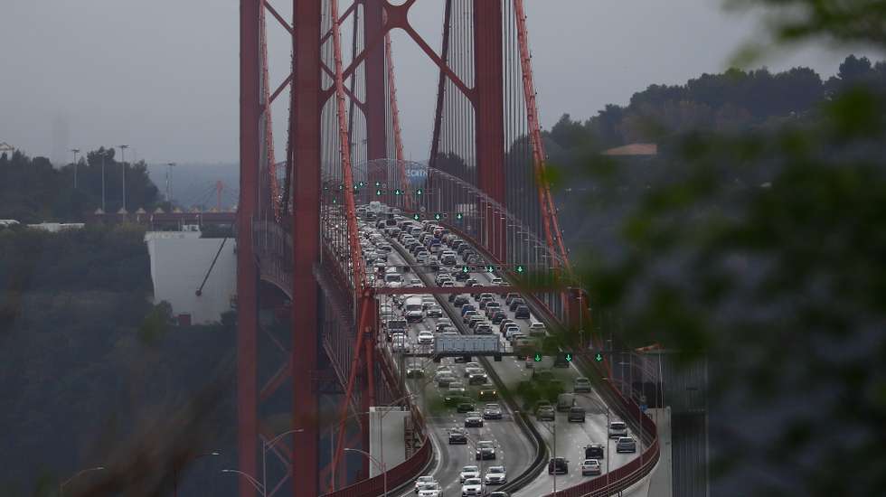 Trânsito na Ponte 25 de Abril, Lisboa, 26 de outubro de 2022. CARLOS M. ALMEIDA/LUSA