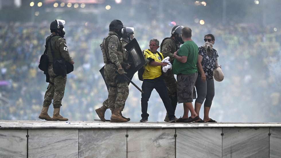 epaselect epa10396413 Police confront supporters of former Brazilian President Jair Bolsonaro invading Planalto Palace, in Brasilia, Brazil, 08 January 2023. Hundreds of supporters of former Brazilian President Jair Bolsonaro invaded the headquarters of the National Congress, and also Supreme Court and the Planalto Palace, seat of the Presidency of the Republic, in a demonstration calling for a military intervention to overthrow President Luiz Inacio Lula da Silva. The crowd broke through the cordons of security forces and forced their way to the roof of the buildings of the Chamber of Deputies and the Senate, and some entered inside the legislative headquarters.  EPA/ANDRE BORGES