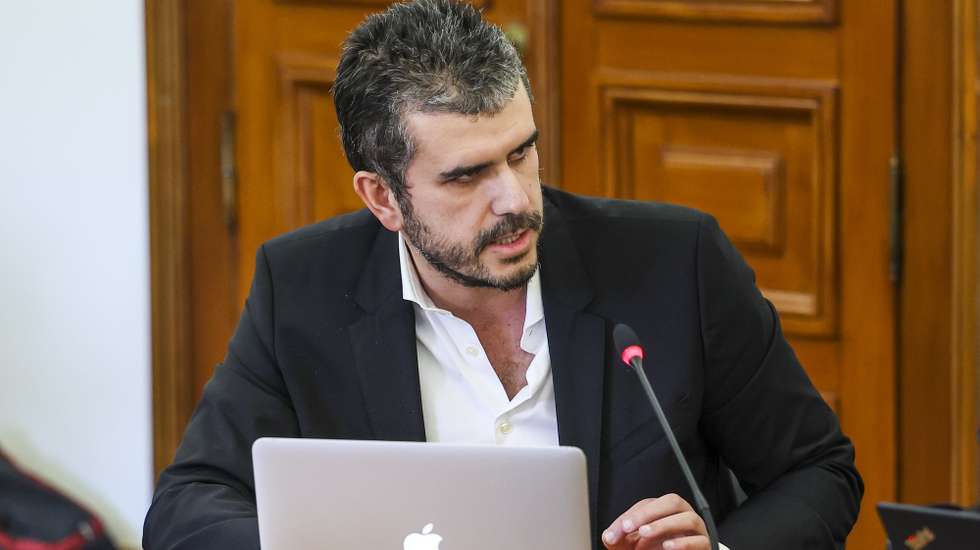 O deputado do Iniciativa Liberal (IL) Carlos Guimarães Pinto durante a audição da presidente da Comissão Executiva da TAP, Christine Ourmières-Widener (ausente da fotografia), perante a Comissão de Economia, Obras Públicas, Planeamento e Habitação, na Assembleia da República, em Lisboa, 18 de janeiro de 2023. A presidente executiva da TAP, Christine Ourmières-Widener, vai hoje ao parlamento, para dar explicações sobre a indemnização de 500.000 euros à antiga administradora Alexandra Reis, que foi também presidente da NAV e secretária de Estado. JOSÉ SENA GOULÃO/LUSA