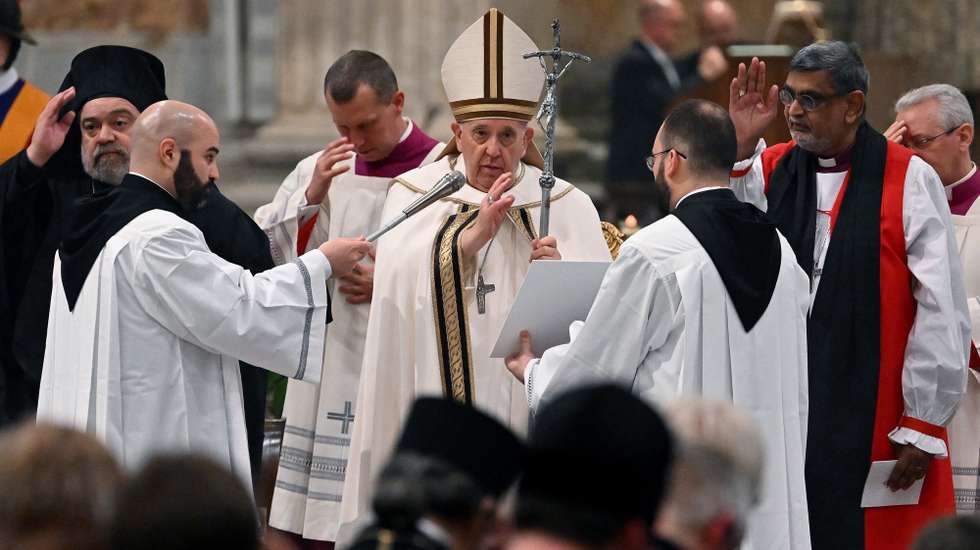 epa10429347 Pope Francis (C) celebrates the Vespers of the Solemnity of the Conversion of Saint Paul at the St. Paul outside the Walls Basilica, in Rome, Italy, 25 January 2023.  EPA/ETTORE FERRARI