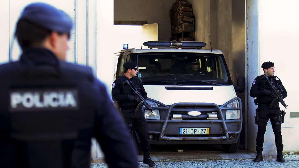 Uma carrinha celular da PSP transportando os arguidos que estão a ser julgados por alegado tráfico de armas para o IRA, à chegada ao Tribunal de Olhão, para a leitura da sentença, em Olhão, 04 de janeiro de 2013. O grupo foi desmantelado em 2011 pela Unidade Nacional de Contra Terrorismo da Polícia Judiciária e três arguidos estão presos em Portugal, um está em liberdade e o quinto está na Irlanda e é alvo de um pedido de extradição das autoridades portuguesas. MELANIE MAP'S / LUSA