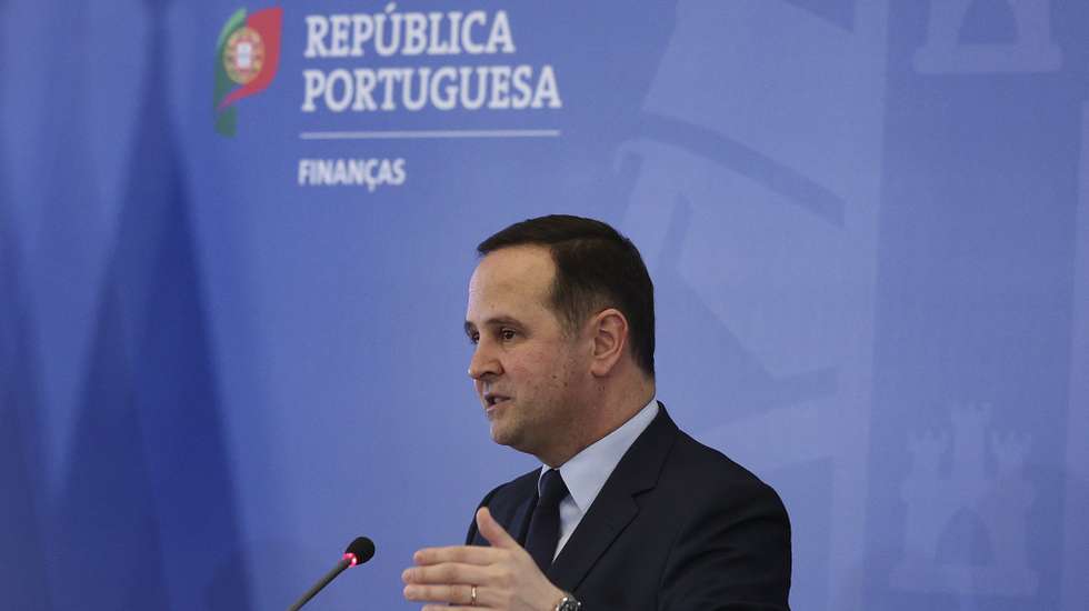 O ministro das Finanças, Fernando Medina, durante a conferência de imprensa para apresentação das novas medidas do Governo para mitigar o aumento do custo de vida, no Ministério das Finanças, em Lisboa, 24 de março de 2023. ANTÓNIO COTRIM/LUSA