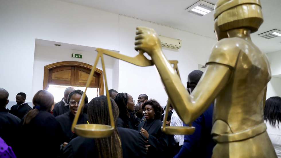 Juízes e procuradores angolanos realizaram hoje um protesto silencioso, de cerca de trinta minutos, para reivindicar melhoria das condições de trabalho e sociais dos agentes da justiça, no Tribunal Provincial de Luanda Dona Ana Joaquina, em Luanda, Angola, 01 de março de 2023. AMPE ROGÉRIO/LUSA