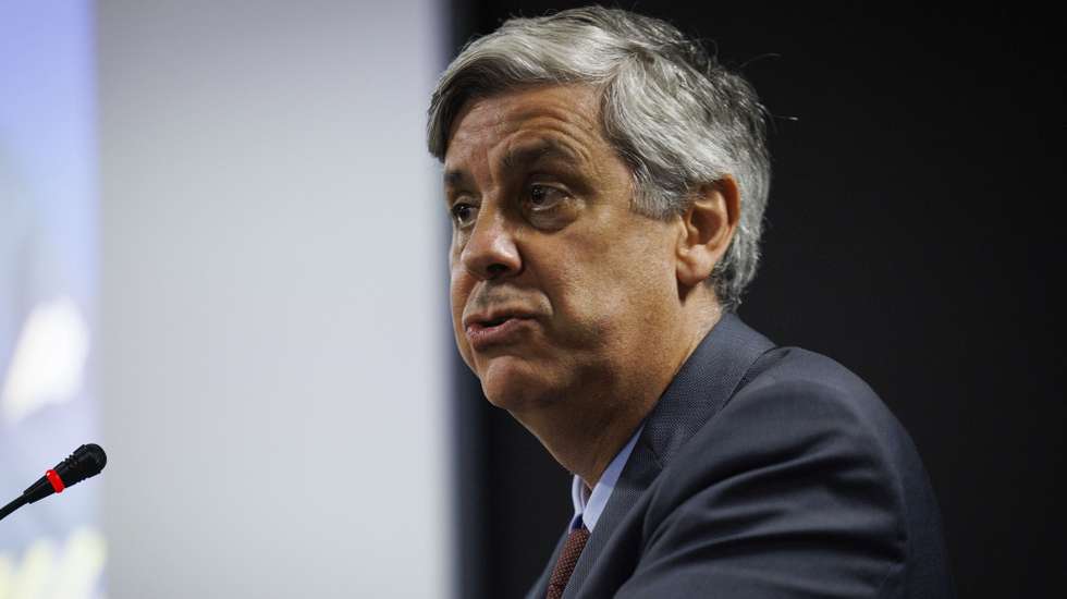 O governador do Banco de Portugal, Mário Centeno, intervém durante as Conferências da Juventude da Youth Academy, em Vila Real, 20 de abril de 2023. A Youth Academy, em parceria com a Câmara Municipal de Vila Real e a Escola Secundária São Pedro, organizou uma conferência para jovens do distrito de Vila Real, com alunos, jovens e empresários sobre temáticas ligadas à atualidade económica e financeira, o Banco de Portugal, a inflação, a TAP, e outros temas, numa grande Master Class. PEDRO SARMENTO COSTA/LUSA