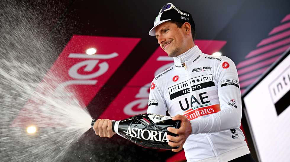 João Almeida manteve o quarto lugar da geral a 22 segundos de Geraint Thomas mas passa agora a liderar a camisola branca da juventude pelo abandono de Remco Evenepoel