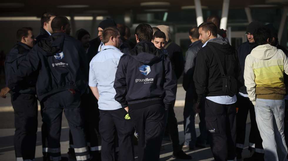 Trabalhadores da SPdH (Groudforce), PORTWAY e empresas de trabalho temporário no Handling, participam na concentração promovida pelo SITAVA - Sindicato dos Trabalhadores da Aviação e Aeroportos, durante a greve de 24 horas pela reivindicação, negociação e criação de um contrato coletivo para o setor do handling, que abranja todos os trabalhadores independentemente do operador, no Aeroporo de Lisboa, em Lisboa, 1 de dezembro de 2014. MÁRIO CRUZ/LUSA