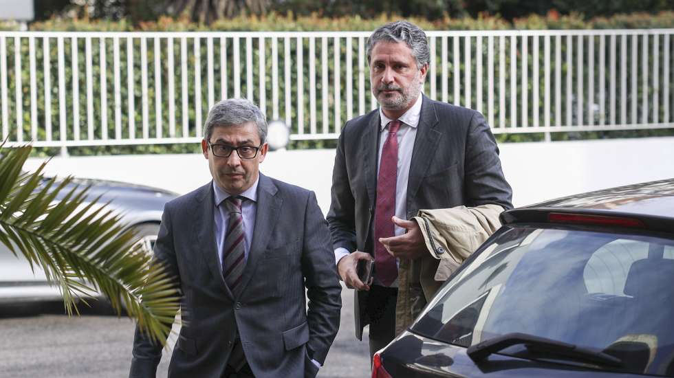 O secretário de Estado do Trabalho, Miguel Fontes (E), e o secretário de Estado da Segurança Social, Gabriel Bastos (D), à chegada à reunião plenária do Conselho Permanente de Concertação Social, esta tarde em Lisboa, 14 de dezembro de 2022.  MIGUEL A. LOPES/LUSA