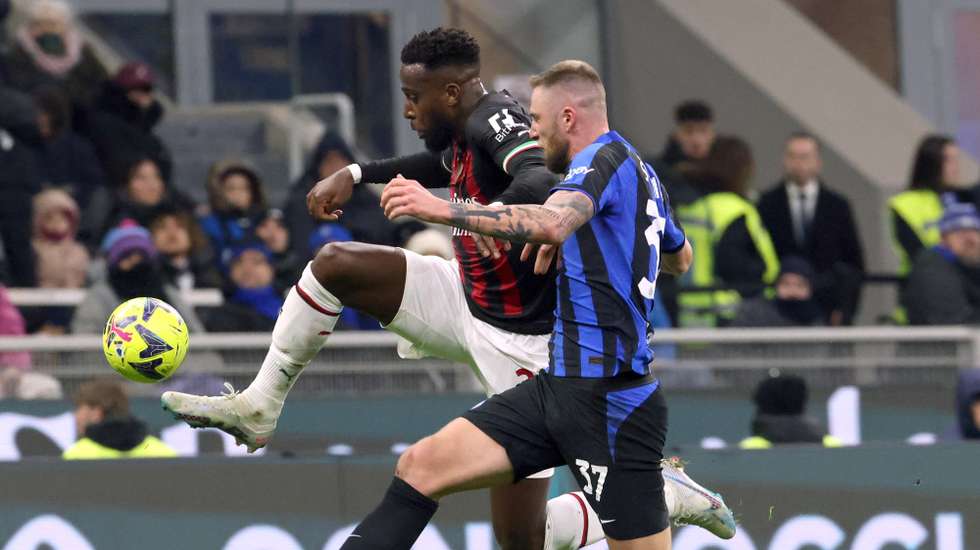 epa10449609 AC Milanâ€™s Divock Origi (L) challenges for the ball with Inter Milanâ€™s Milan Skriniar during the Italian Serie A soccer match between FC Inter and Ac Milan at Giuseppe Meazza stadium in Milan, Italy, 05 February 2023.  EPA/MATTEO BAZZI
