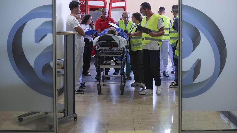 Simulacro de exercício para simular ocorrência de um grande acidente durante a Jornada Mundial da Juventude (JMJ), e que decorreu no Hospital de São José, em Lisboa, 11 de julho de 2023. Um acidente que envolveu um autocarro de peregrinos e provocou dezenas de feridos foi hoje o cenário de um exercício para testar a capacidade de resposta do Hospital de São José, em Lisboa, durante a Jornada Mundial da Juventude. ANTÓNIO COTRIM/LUSA