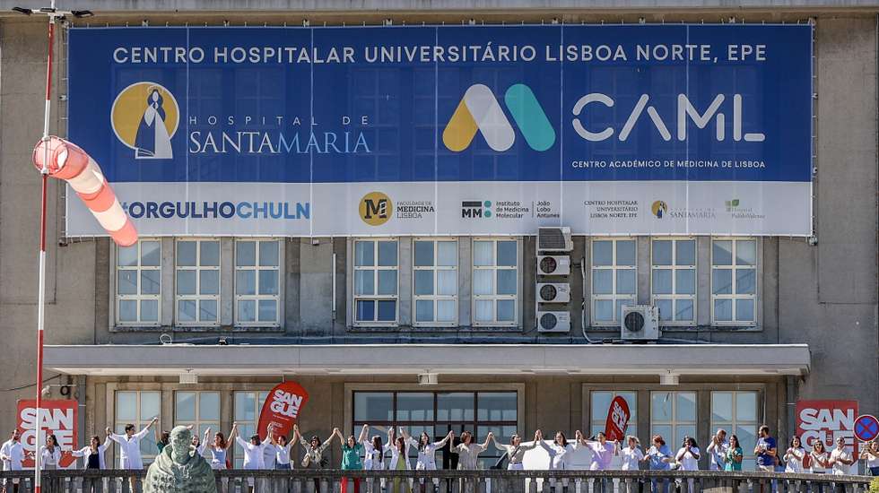 Profissionais de saúde participam no cordão solidário pela unidade de Obstetrícia do Hospital de Santa Maria, sob o mote "pelo respeito pelos profissionais de saúde e pelas grávidas”, em Lisboa, 13 de julho 2023. FILIPE AMORIM/LUSA